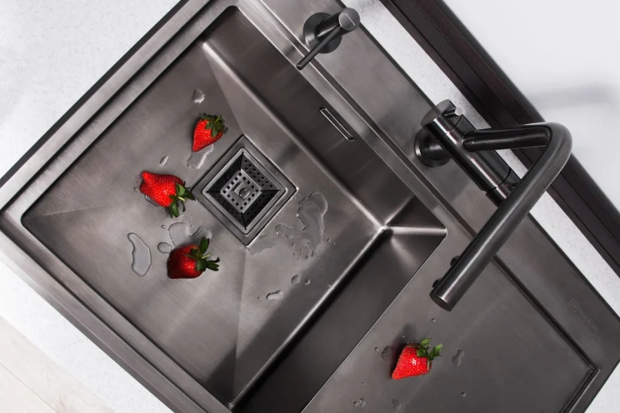 Смеситель для кухни Omoikiri Nagano-GM + Pure drop Lite вороненая сталь 4179.8028